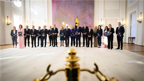 Kabinett vereidigt - Regierungsbildung abgeschlossen Erst erfolgte die Ernennung der Ministerinnen und Minister im Schloss Bellevue, dann ging es zum Amtseid in den Bundestag.
