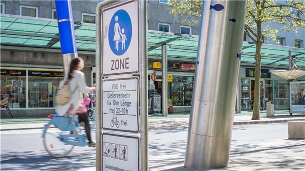 Erst fahren, dann schieben: In der Fußgängerzone der Bürgermeister-Smidt-Straße ist Radfahren nicht erlaubt. Wäre das aber gut für die Geschäfte?