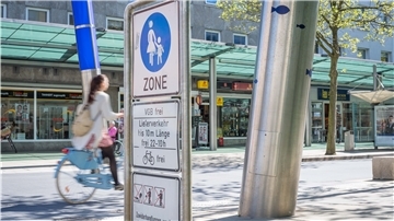 Erst fahren, dann schieben: In der Fußgängerzone der Bürgermeister-Smidt-Straße ist Radfahren nicht erlaubt. Wäre das aber gut für die Geschäfte?