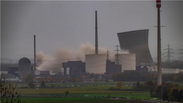 30.000 Menschen verfolgen Sprengung von AKW-Kühltürmen Erst fiel der linke Turm, dann der rechte.