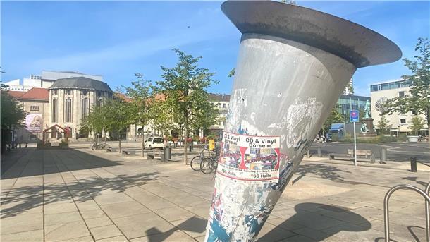 Von Schieflagen, Hinguckern, schrägen Vögeln und einem spitzen Dorn im Auge Erst Hingucker, dann Weggucker: Als Entree in die Bremerhavener „Gute Stube“ ist diese schief ins Leben gebaute Litfaßsäule nicht wirklich einladend, finden Anwohnende und Passanten.