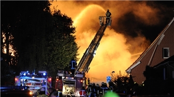Erst kommt die Feuerwehr, dann die Polizei, um die Brandursache zu ermitteln.