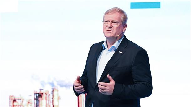 Bosch-Chef: „Deutschland-Tempo“ braucht Aushandlungsprozess „Erst mal ist es doch sehr beruhigend, dass die Regierung so schnell handelt, wenn es darauf ankommt. Das sollte aber nicht automatisch bedeuten, dass wir ab jetzt immer so kategorisch handeln und etwa dem Nachbarn gegen seinen Willen ein Windrad in den Garten stellen“, sagt Stefan Hartung.