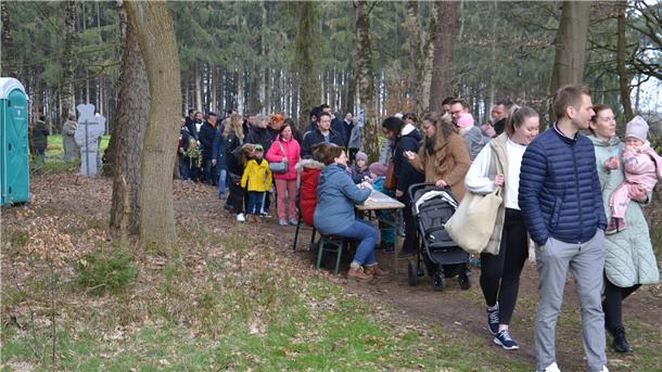 1.000 zu Besuch bei Hanni Hase in Ostereistedt Erst nach fast einer Stunde, waren alle angemeldeten Gäste auf dem Veranstaltungsgelände.