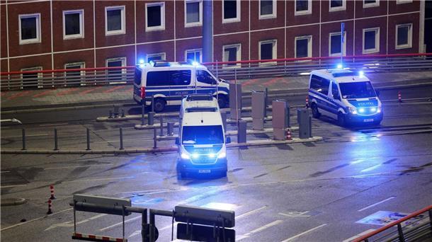Erst nach mehreren Stunden zäher Verhandlungen mit der Polizei hatte der 35-Jährige Geiselnehmer aufgegeben.