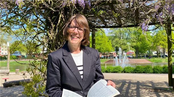 Bremerhavener Novum: Die verrückte „Schöpfung“ eines unbekannten Komponisten Erstaufführung eines Schweizer Oratoriums in Bremerhaven: Kreiskantorin Eva Schad hat das spätromantische "Le Laudi" des Basler Komponisten Hermann Suter für die Seestadt entdeckt und führt den opulenten Hymnus an die Schönheit der Schöpfung mit Philharmonischem Orchester, großer Chorbesetzung und Solisten am 18. Mai in der Christuskirche gegenüber des Holzhafens auf.