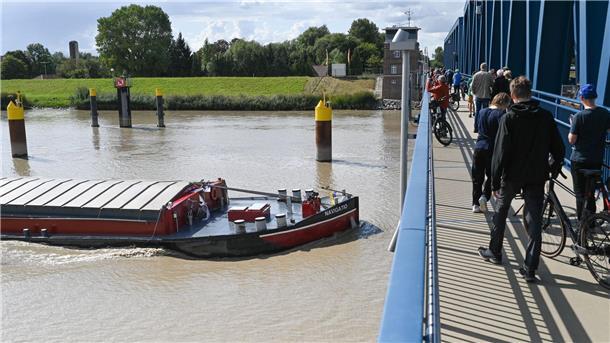 Erste Fußgänger und Radfahrer überquerten die neue Friesenbrücke bei Weener. 