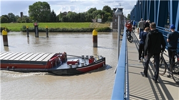 Erste Fußgänger und Radfahrer überquerten die neue Friesenbrücke bei Weener. 