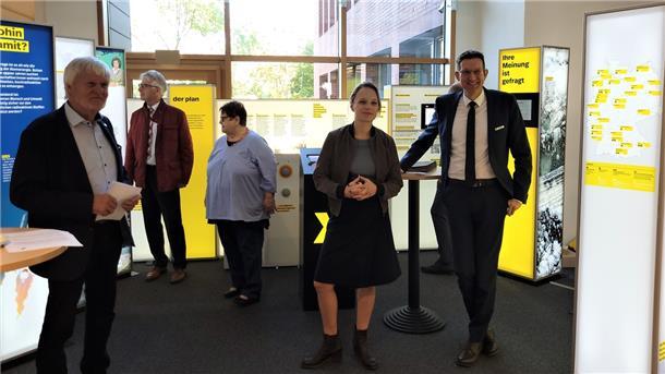 Erster Kreisrat Matthias Wenholt und Ariane Breyer vom Bundesamt für die Sicherheit der nuklearen Entsorgung eröffneten die Ausstellung zum Thema Endlager. Brakes stellvertretende Bürgermeisterin Ulla Schinksi, Bürgermeister Michael Kurz und FDP-Landtagsabgeordneter Horst Kortlang (von rechts) informierten sich vor Ort.