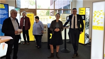 Erster Kreisrat Matthias Wenholt und Ariane Breyer vom Bundesamt für die Sicherheit der nuklearen Entsorgung eröffneten die Ausstellung zum Thema Endlager. Brakes stellvertretende Bürgermeisterin Ulla Schinksi, Bürgermeister Michael Kurz und FDP-Landtagsabgeordneter Horst Kortlang (von rechts) informierten sich vor Ort.