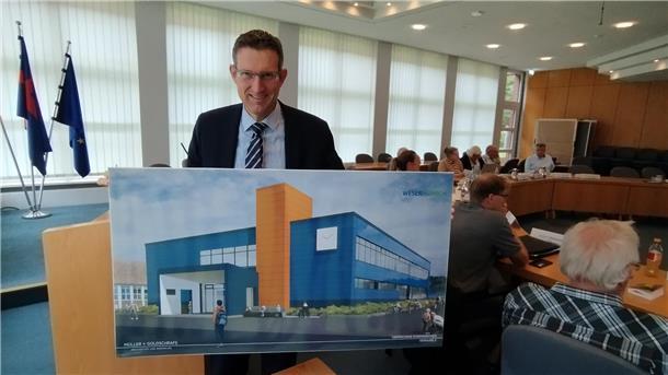 Erster Kreisrat Matthias Wenholt zeigte anhand einer 3D-Animation, wie die Nordseite des OBS-Gebäudes II in Rodenkirchen mit einer Fassaden-Photovoltaikanlage aussehen könnte.