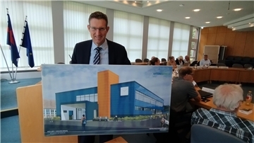Erster Kreisrat Matthias Wenholt zeigte anhand einer 3D-Animation, wie die Nordseite des OBS-Gebäudes II in Rodenkirchen mit einer Fassaden-Photovoltaikanlage aussehen könnte.