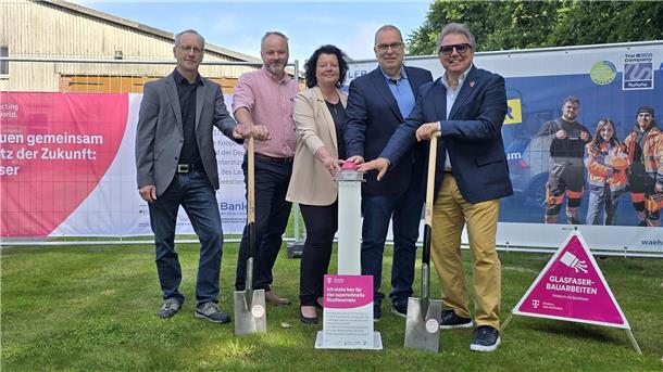 Glasfaser soll jetzt fast jeden Bauernhof Geestlands erreichen Fünf Personen bei einem symbolischen ersten Spatenstich für den Gasfaserausbau in der Gemeinde Geestland im Landkreis Cuxhaven