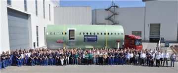 Erstmals ist in Nordenham eine komplette Rumpfsektion des Airbus A 321 gefertigt worden. Das haben die Mitarbeiterinnen und Mitarbeiter am Donnerstag gefeiert.