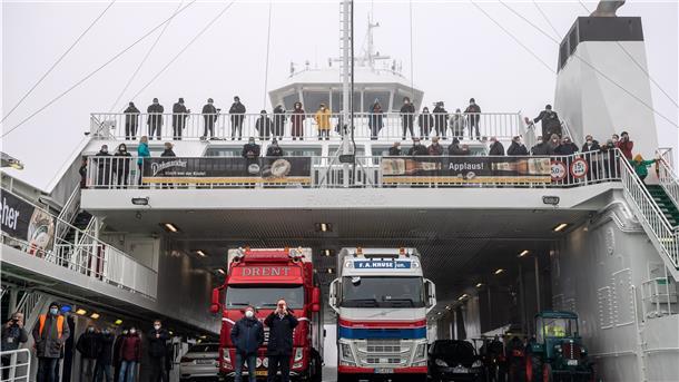 Passagiere und Fahrzeuge stehen auf der neuen Fähre „Greenferry I“.