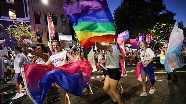 Ein Meer aus Glitzer: Sydney feiert 45. Mardi-Gras-Parade Erstmals seit der Corona-Pandemie findet die Mardi-Gras-Parade wieder in der berühmten Oxford Street in Sydney statt.