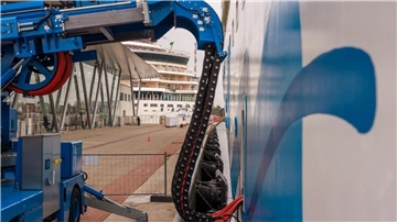 Erstmals wurden in einem deutschen Hafen an einem Tag zwei Kreuzfahrtschiffe parallel mit einer Landstromanlage verbunden und mit grüner Energie versorgt. Foto: Aida Cruises