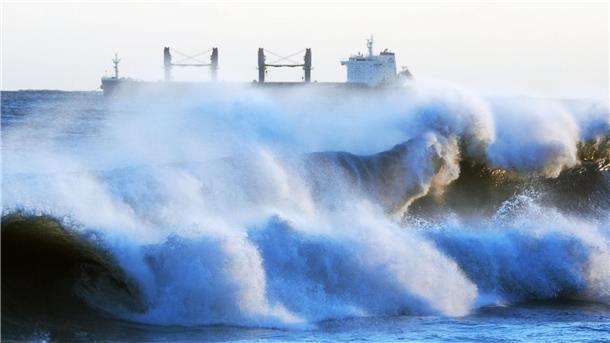 Sturm Éowyn zieht auf Irland und Großbritannien zu Erwartet werden etwa hohen Wellen, die küstennahe Straßen und Häuser treffen können. (Archivbild)