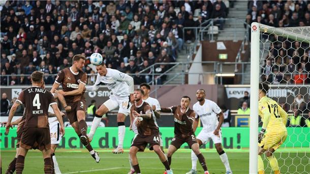 St. Pauli trotzt Bayer: 1:1 gegen den deutschen Meister Erzielte mit seinem 18. Saisontor die Führung: Leverkusens Patrik Schick (3.v.l.).