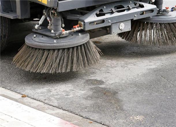 Kehrmaschine fährt weiter durch Zevens Dörfer Straßenkehrmaschine