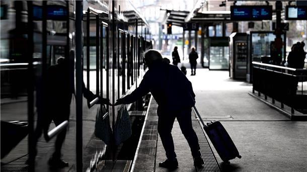 Erneut Warnstreiks an Flughäfen und bei Deutscher Bahn Es drohen erneut Warnstreiks bei der Bahn und anderen Bahnunternehmen.