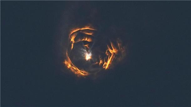 Bilder des Tages Es erinnert an ein Portal in den Wolken, tatsächlich ist es die Rakete „Starship“ beim Durchbrechen der Schallmauer. Das Raketensystem von SpaceX startete zu einem zweiten Testflug von einem Weltraumbahnhof im US-Bundesstaat Texas, bei dem jedoch beide Raketenstufen in der Luft explodierten.