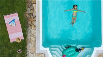 Mädchen im Swimmingpool