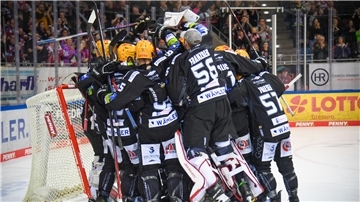 Spieler der Fischtown Pinguins freuen sich nach einem Treffer.