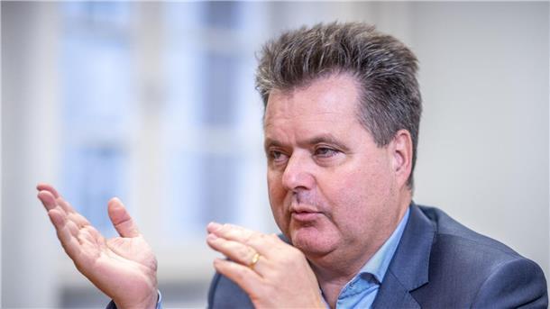 Dusel: Viele Akademiker mit Behinderungen ohne Job „Es gibt keinen Job in Deutschland (...), der nicht durch einen Menschen mit einer schweren Behinderung gut besetzt werden kann, wenn die Voraussetzungen stimmen“: Jürgen Dusel.