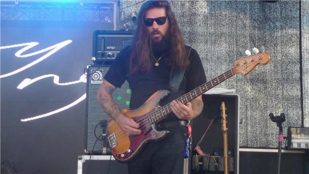 Das „Watt en Schlick“-Festival begeistert mit Musik abseits des Mainstreams Es gibt sie noch, die langhaarigen Rock-Helden: Bassist Lewis Maynard von der Post-Punk-Band Dry Cleaning.