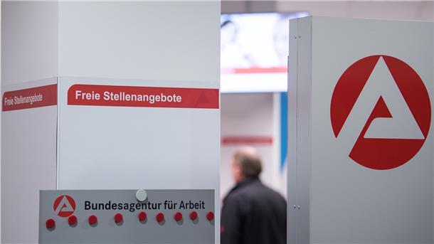 Es gibt wieder mehr Stellenangebote als noch im Mai, aber deutlich weniger als vor einem Jahr.
