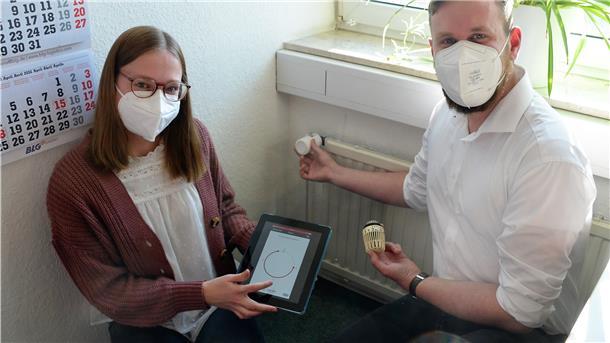 Es ist bedienerfreundlich, leicht zu montieren oder auszuwechseln und beim Energiesparen ganz vorne mit dabei: Annika Rösing und Bjarne Spinck stellen die smarte Heizung mit dem über eine App gesteuerten intelligenten Thermostat vor. 
