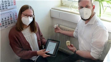 Es ist bedienerfreundlich, leicht zu montieren oder auszuwechseln und beim Energiesparen ganz vorne mit dabei: Annika Rösing und Bjarne Spinck stellen die smarte Heizung mit dem über eine App gesteuerten intelligenten Thermostat vor. 