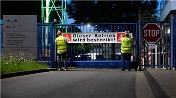 Es ist nicht zu übersehen: Die Kölner Ford-Werke werden bestreikt.