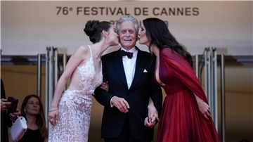 Es ist sein Abend: Michael Douglas bekommt nicht nur die Ehrenpalme, sonder auch ein Küsschen von Frau Catherine und Tochter Carys.