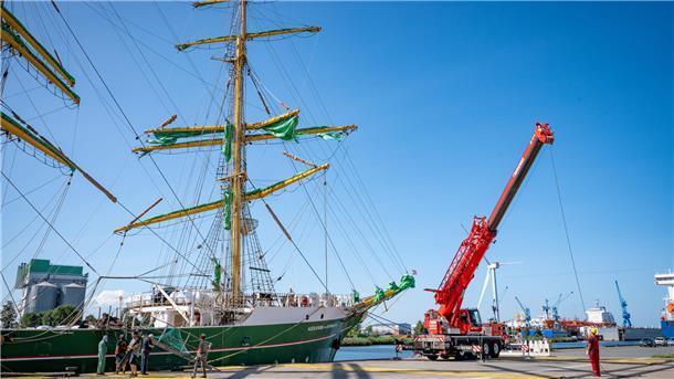 Kran neben Segelschiff