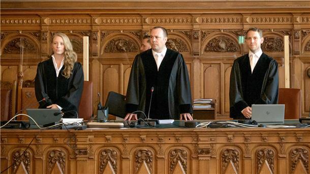 Drei Richter zu Beginn der Verhandlung