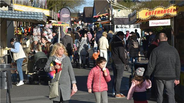 Von Futterbude zu Futterbude: Frühjahrsmarkt in Sittensen gut besucht Das Foto zeigt Marktbesucher.