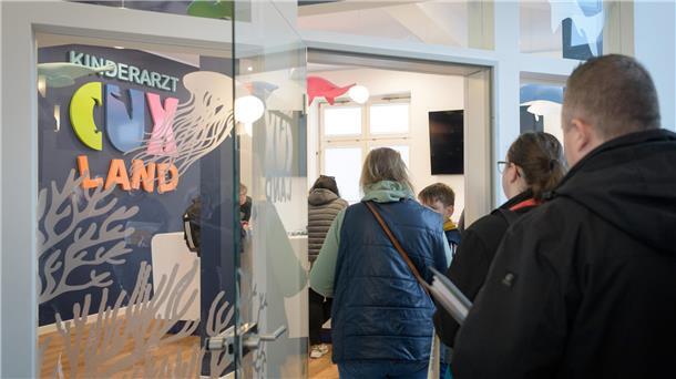 Sechser im Lotto: Eltern freuen sich über freie Plätze bei Kinderarzt Scheel Menschen in der Warteschlange