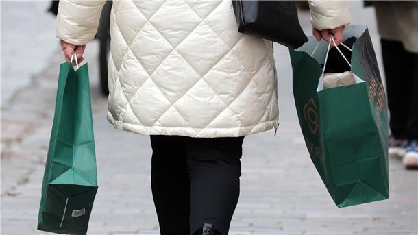 Wegen Warnstreiks: Weihnachtseinkäufe lieber vorziehen Es könnte Warnstreiks im Einzelhandel geben - Weihnachtseinkäufe sollten nicht auf die letzte Minute getätigt werden.