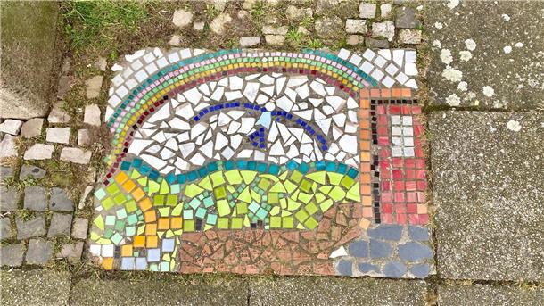Von Liebe, Trauer, Zeitgeschehen, Möwen und Bildern zum Dran-Festhalten Es leuchtet im tristen aschgrauen Gehwegpflaster: Das farbensprühende Mosaik im Bremerhavener Scharnhorst-Viertel hat eine Anwohnerin im Gedenken an ihren geliebten Mann dort in den Boden eingebaut.