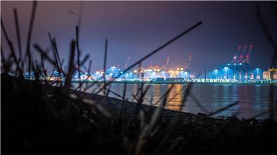  Blick vom Deich am Ochsenturm in Imsum auf das Bremerhavener Hafengebiet.