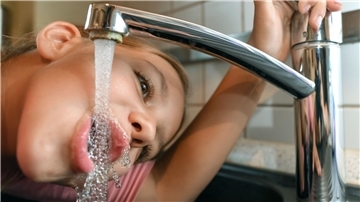 Es muss nicht der Schluck direkt aus dem Wasserhahn sein, aber täglich sollte jeder mindestens 1,5 Liter Flüssigkeit zu sich nehmen. Bei sommerlichen Temperaturen noch deutlich mehr.