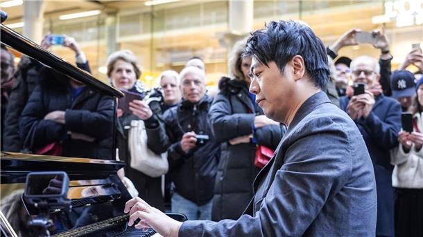 Es muss nicht immer die große Bühne sein: Lang Lang spielt auf einem öffentlichen Klavier im Londoner Bahnhof St. Pancras.