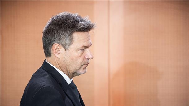 Der Bundeshaushalt für 2024 liegt vorerst auf Eis Es sei nun die Aufgabe, „in Ruhe und konzentriert“ einen Weg aus den Finanzierungsnöten zu finden, die das Karlsruher Urteil nach sich zieht, sagt Wirtschaftsminister Robert Habeck.