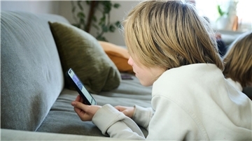 Es sei wissenschaftlich nachgewiesen, dass Kinder und Jugendliche, die in hohem Maße nicht altersgerechte Inhalte konsumieren, anfälliger für riskantes Suchtverhalten und problematischen Drogenkonsum werden, hatte der der Sucht- und Drogenbeauftragte der Bundesregierung, im August der „Rheinischen Post“. 