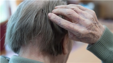 Es sind vor allem ältere Menschen jenseits des 65. Lebensjahres, die an Alzheimer erkranken. Ein neues Alzheimer-Medikament verlangsamt einer Studie des Herstellers Eli Lilly zufolge das Fortschreiten der Krankheit im frühen Stadium.