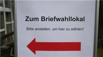 Schild mit Hinweis: "Zum Briefwahllokal"
