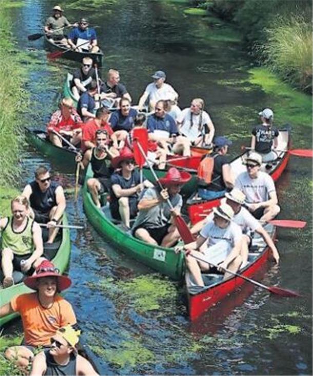 Sport und Spaß bei der zehnten Klappstauregatta Es staut sich auf dem Kanal - In der Sonne lässt es sich jedoch auch gut aushalten.
