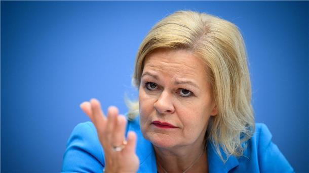 Faeser: Mit Reform des Waffenrechts weiterkommen „Es wäre verantwortungslos, diese Diskussion erst nach einer weiteren furchtbaren Gewalttat erneut zu führen“, sagt Bundesinnenministerin Nancy Faeser.